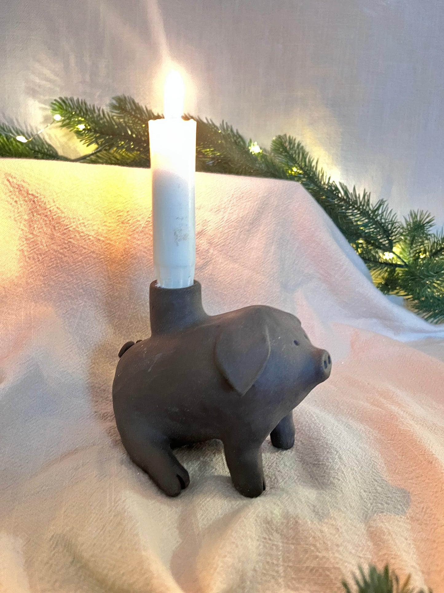 Ljusstake Gris sittande