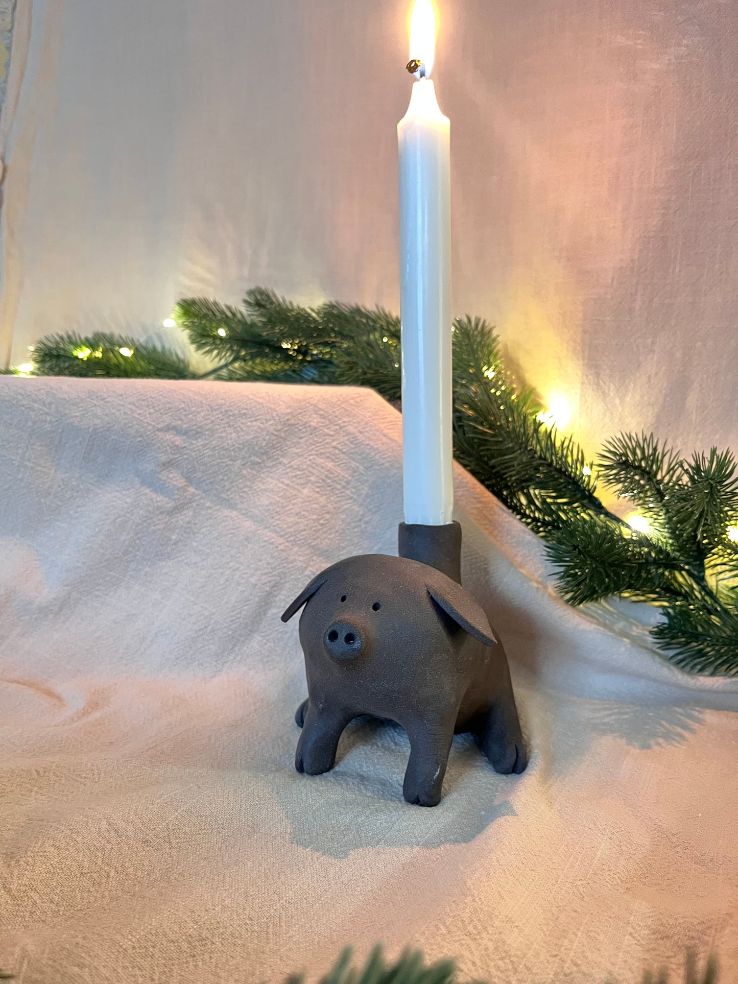 Ljusstake Gris sittande