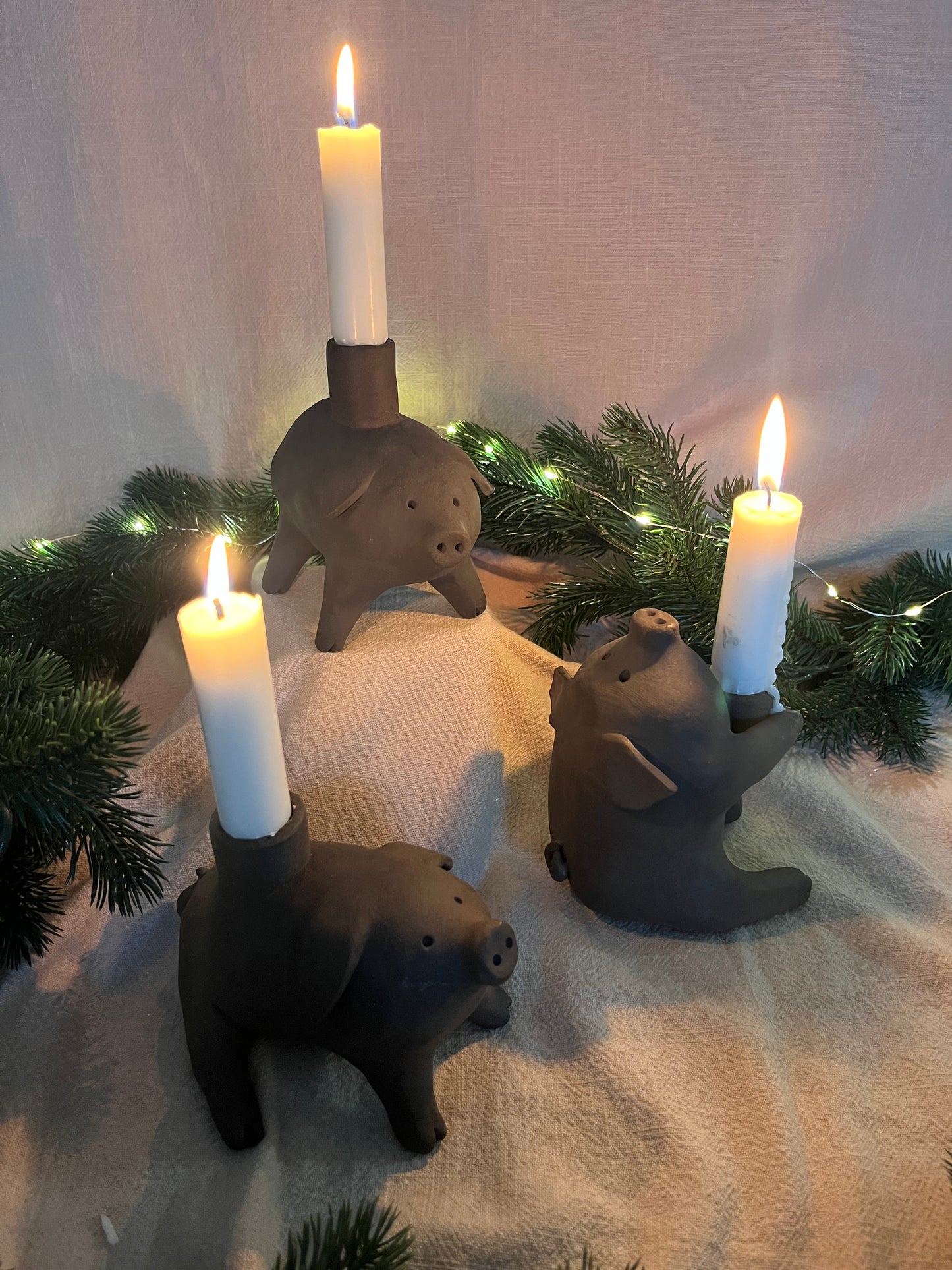 Ljusstake gris sittande