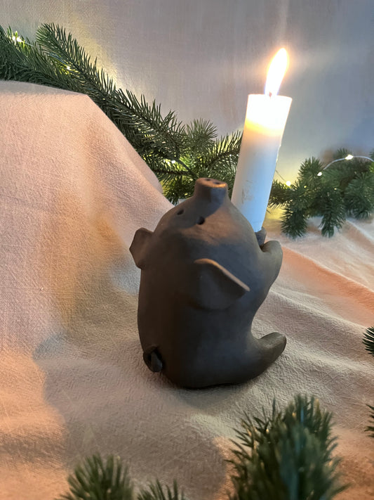 Ljusstake gris sittande