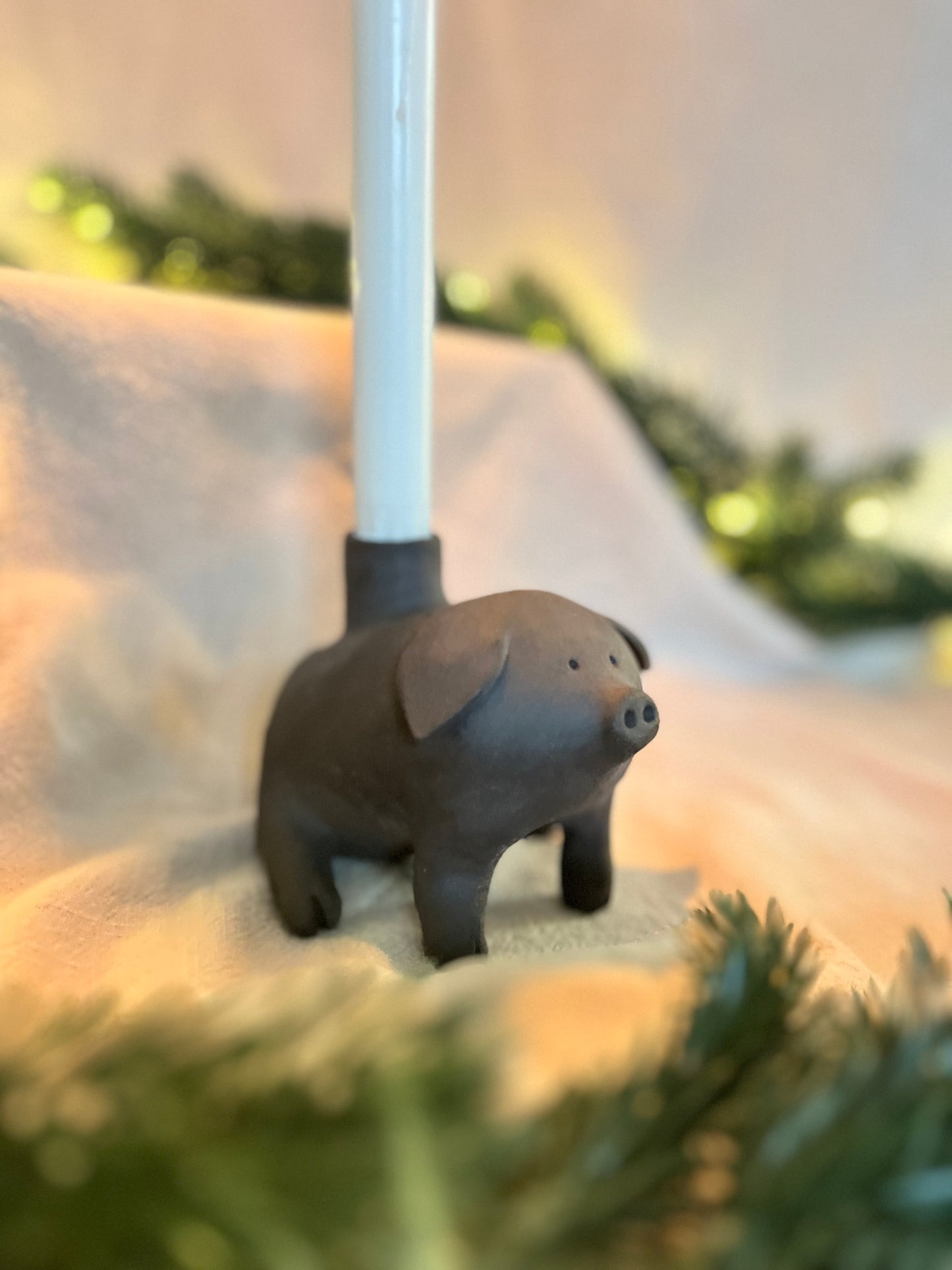 Ljusstake Gris sittande